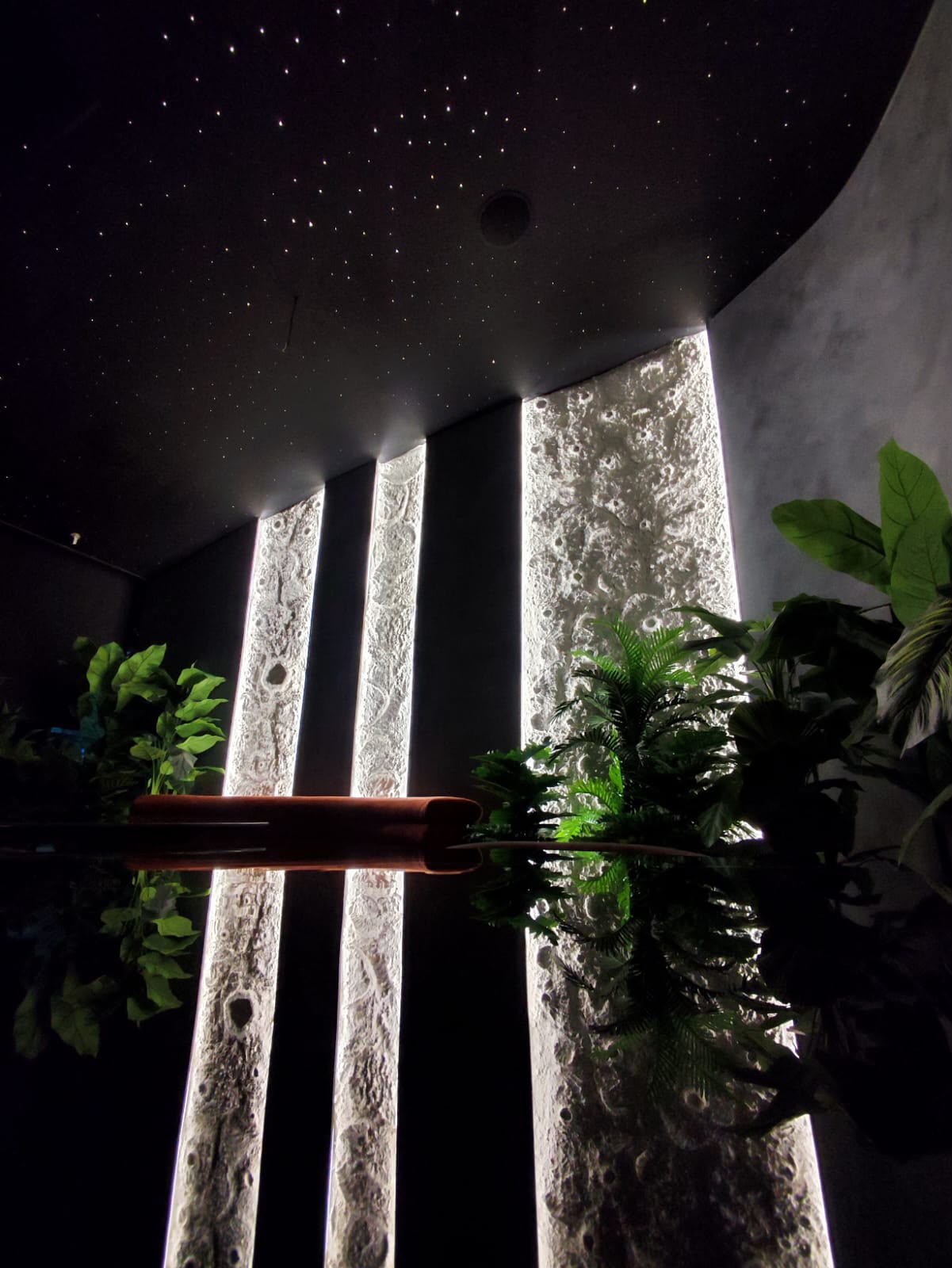 Techo estrellado y paredes de roca lunar de Moon Lounge